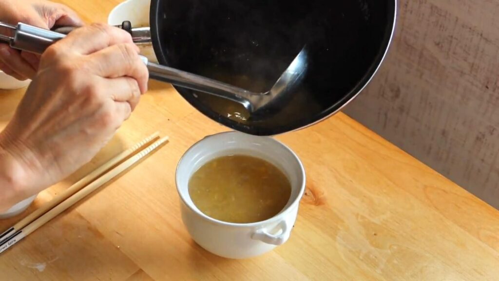 器にスープを盛っている画像