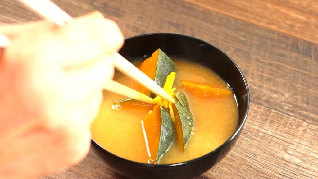 スープに柚子を添えている画像