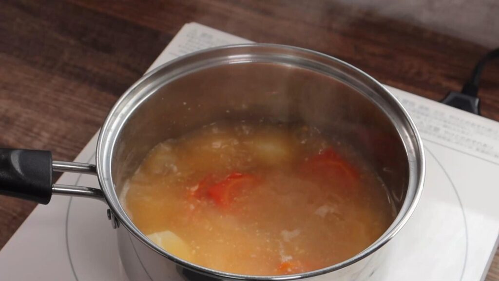 味噌スープを温めている画像