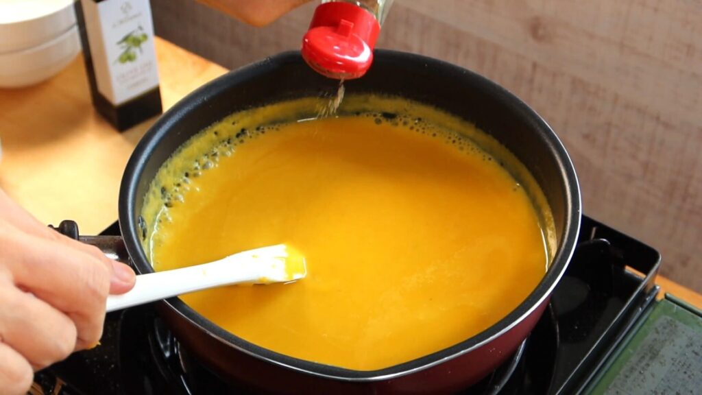 スープにこしょうを加えている画像