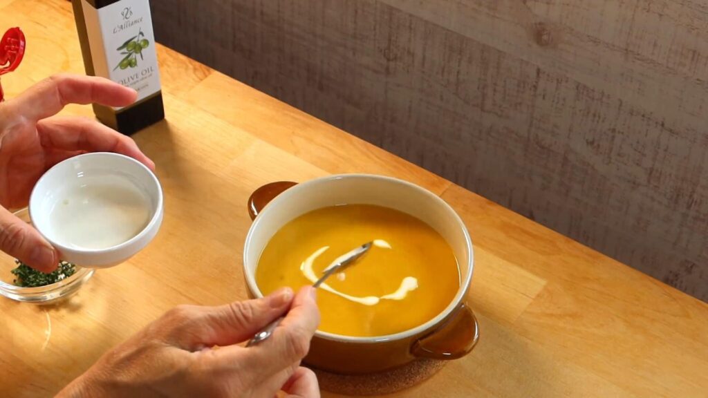 スープに生クリームを加えている画像