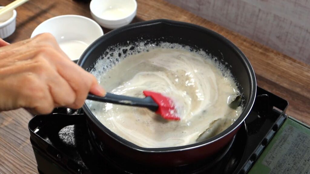 ポタージュスープを煮ている画像