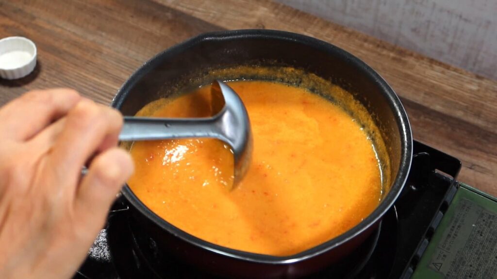 スープを温めている画像