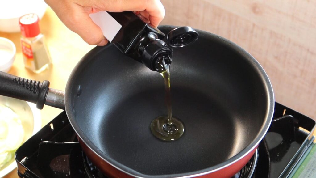 鍋にオリーブオイルを入れている画像