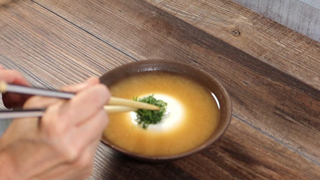 器に盛ったスープに大葉を添えている画像