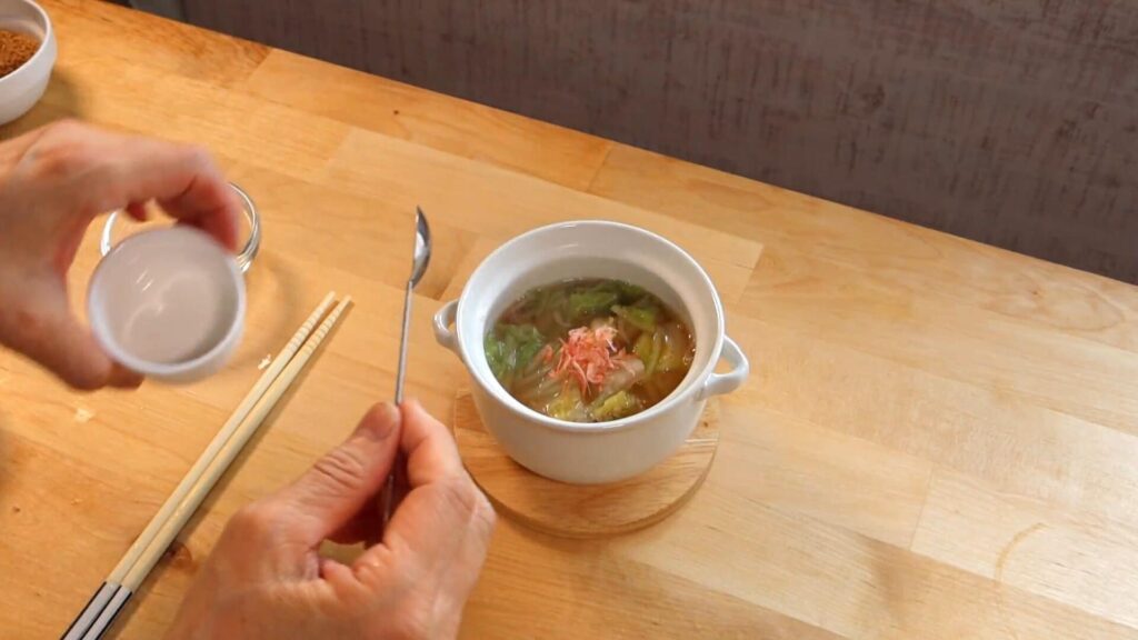 器に盛ったスープに桜エビを添えている画像