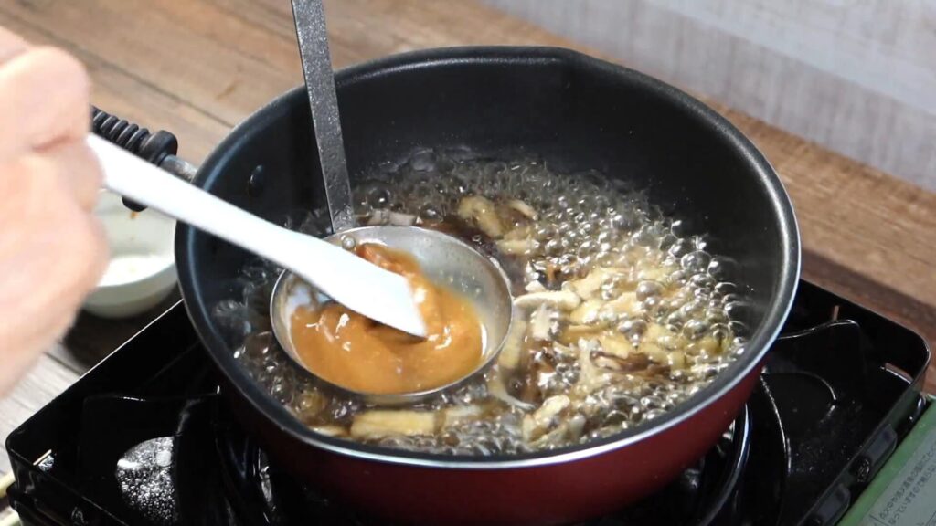 スープに味噌を溶いている画像