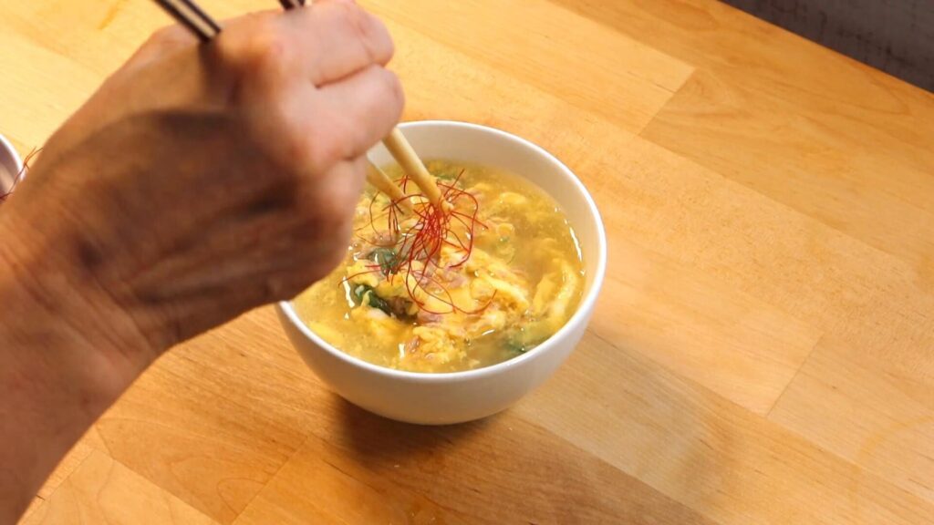 器に盛ったスープに糸唐辛子を添えている画像