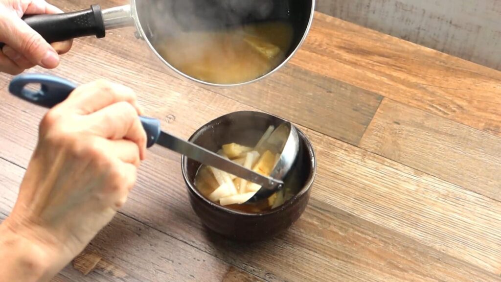 味噌スープを器に盛っている画像
