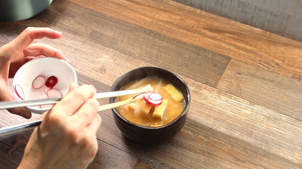 味噌スープにラディッシュを添えている画像