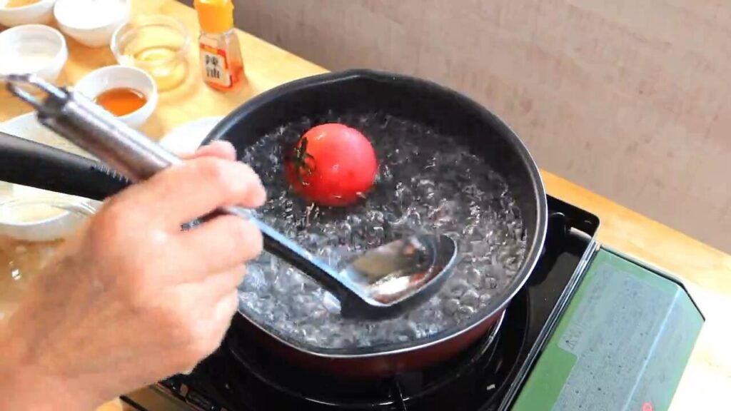 トマトを茹でている画像