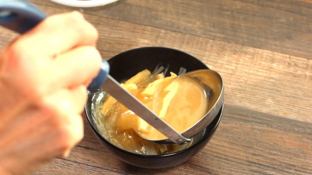器に味噌スープを盛っている画像