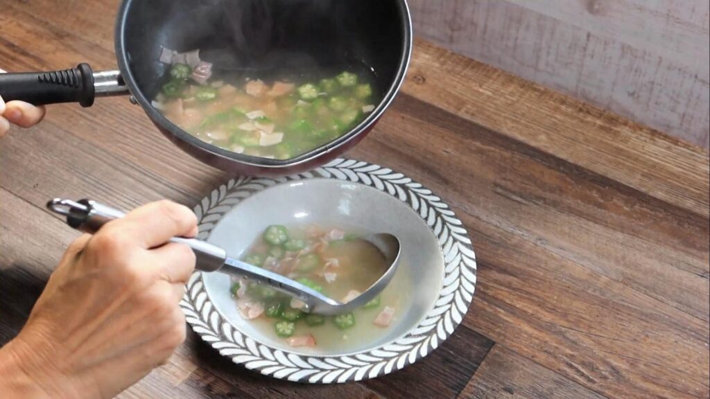 器にスープを盛っている画像
