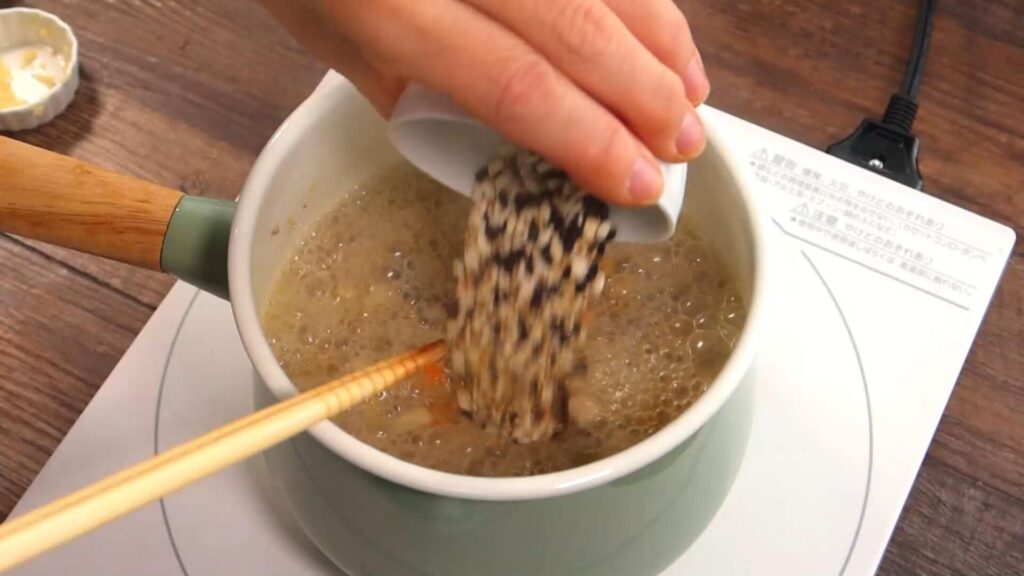 鍋に雑穀米を入れている画像