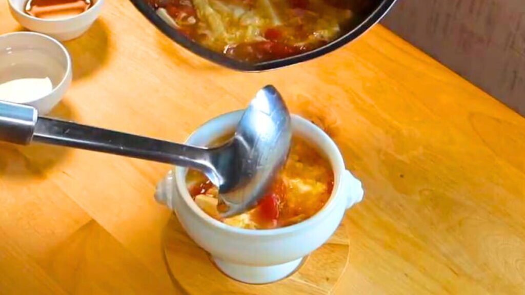 スープを器に盛っている画像