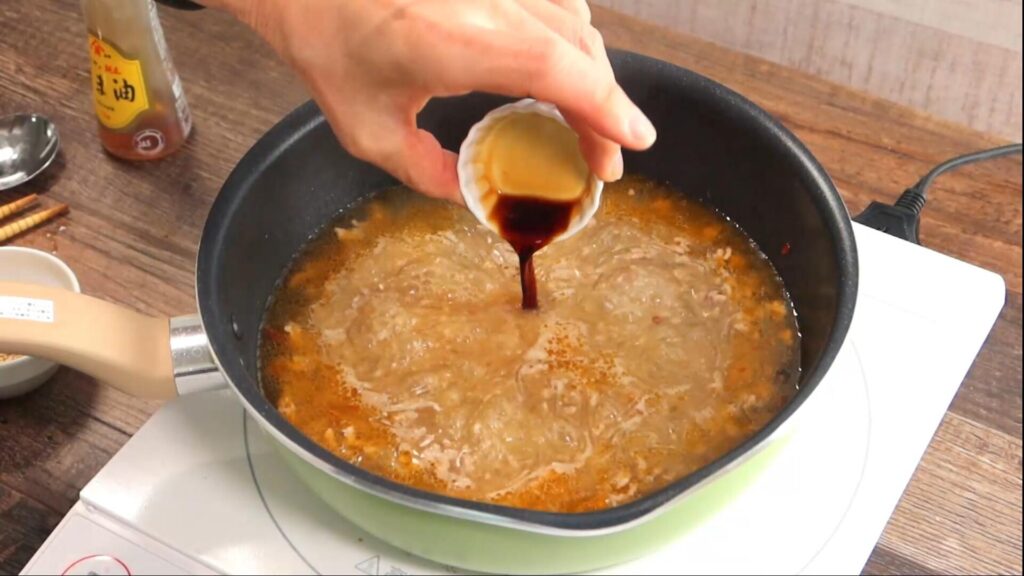 スープに醤油を入れている画像