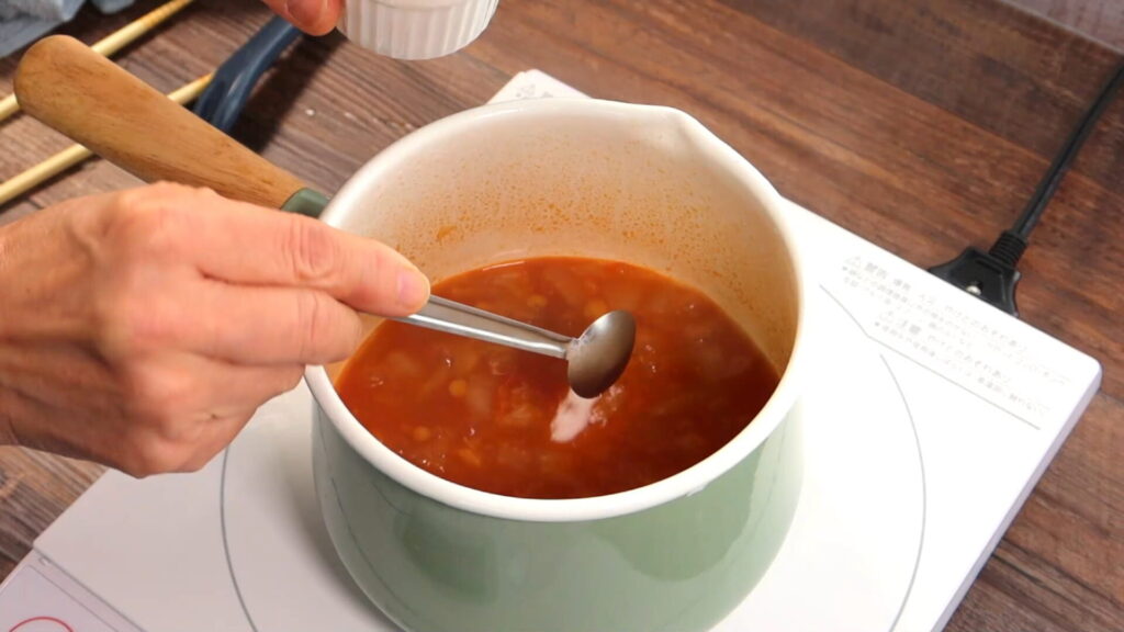 スープに塩を加えている画像