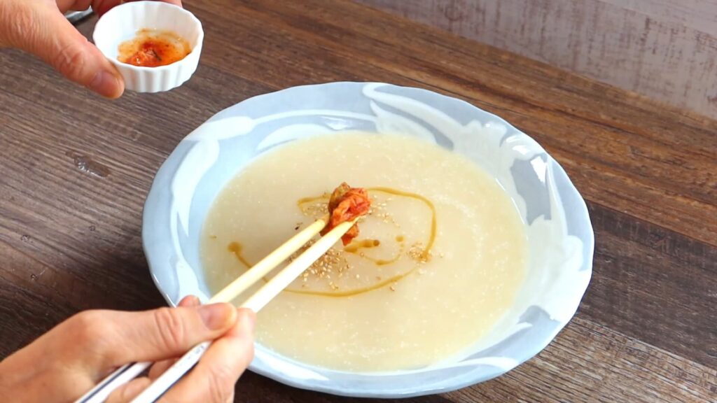 スープにキムチを添えている画像