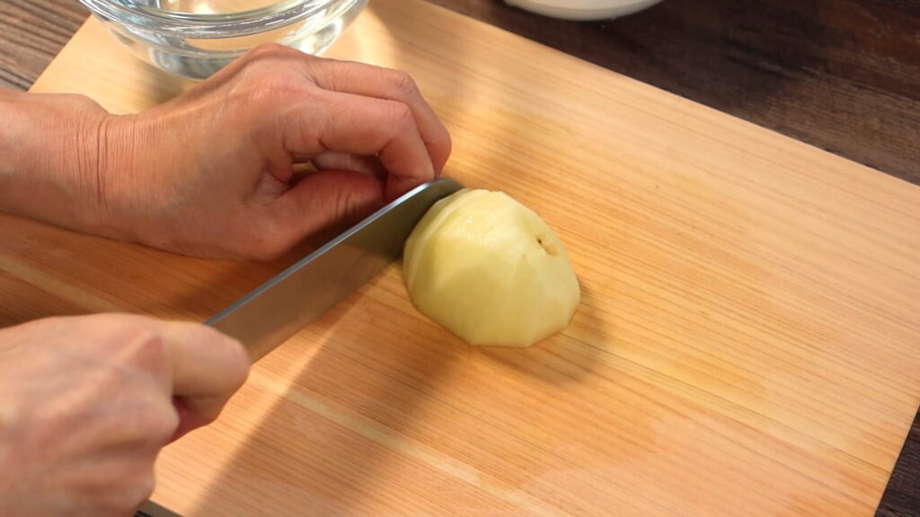 ジャガイモを切っている画像