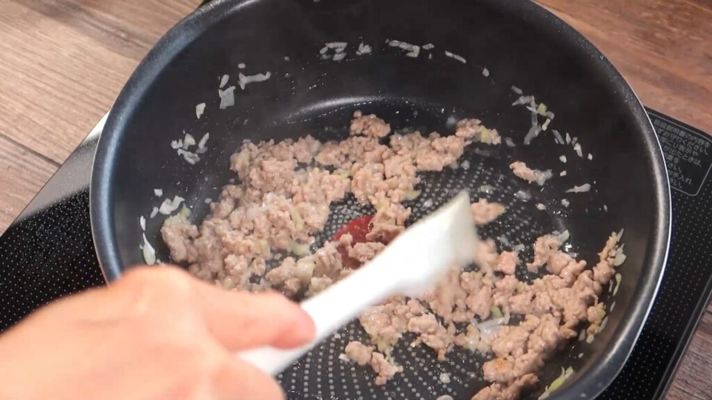 鍋に豚ひき肉を入れて炒めている画像