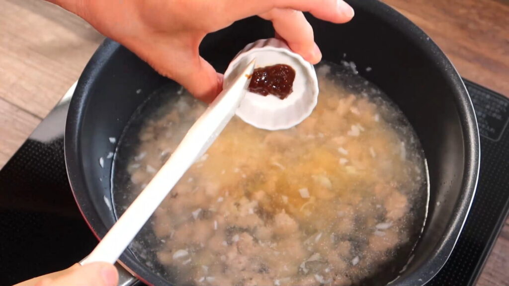 鍋に調味料を入れている画像