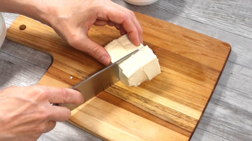 豆腐を切っている画像