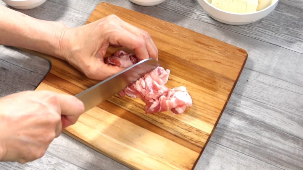 豚バラ肉を切っている画像