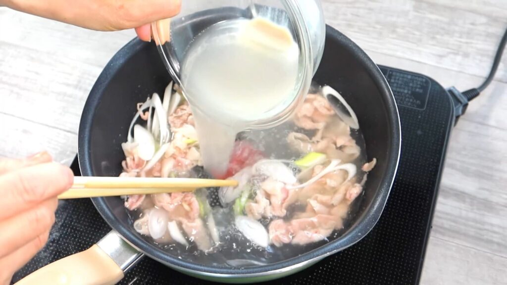 鍋に鶏がらスープを入れている画像