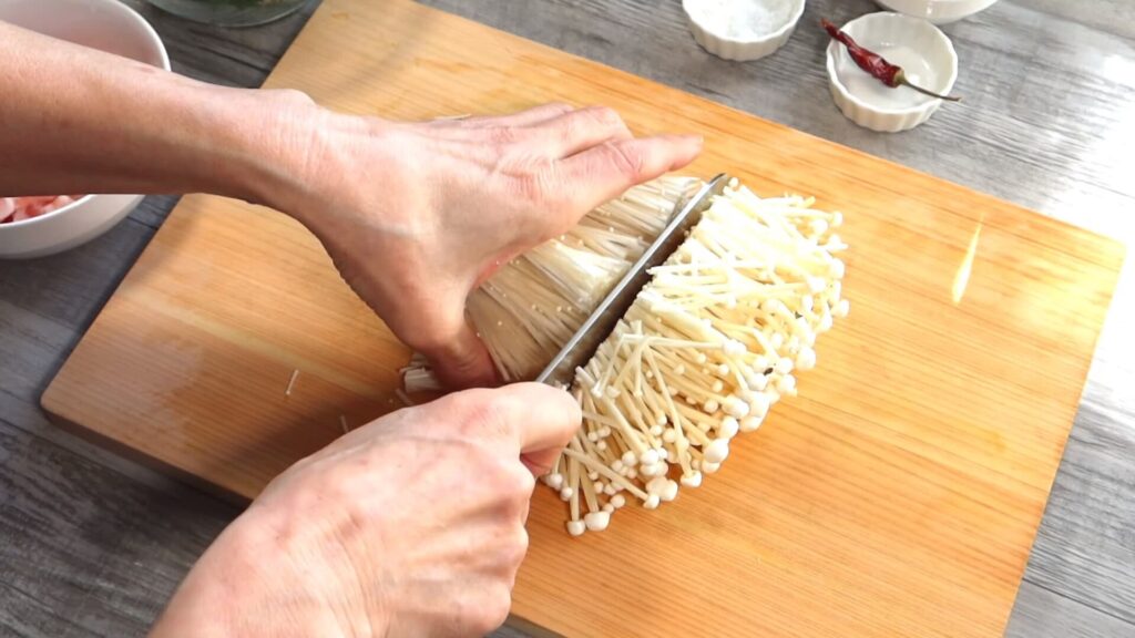 エノキ茸を切っている画像