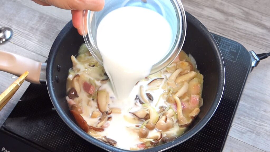 鍋に牛乳を入れている画像