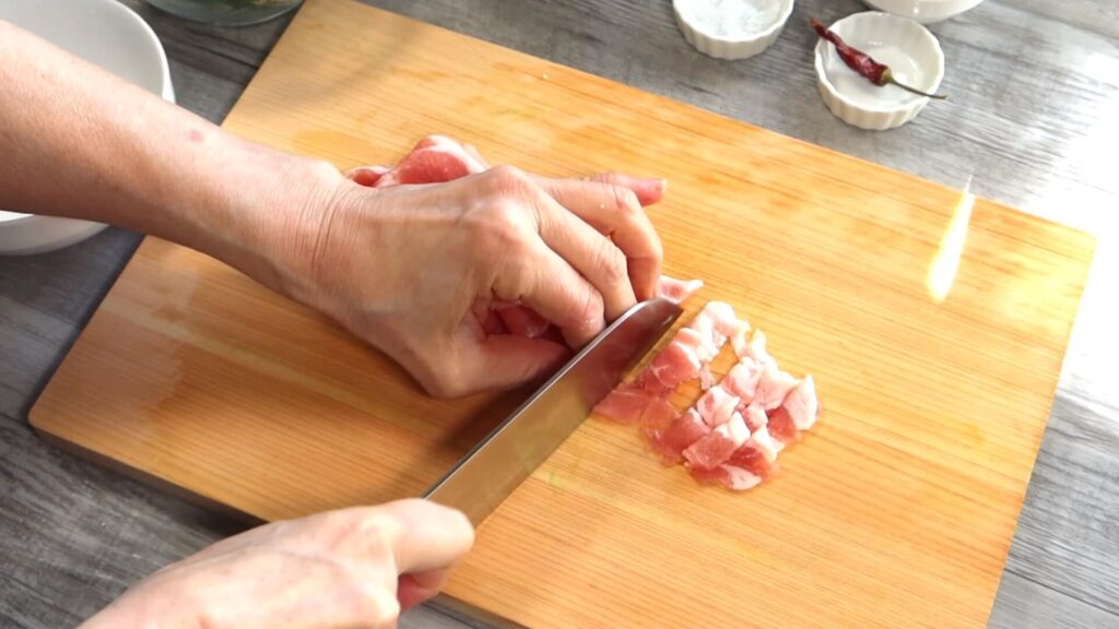 豚バラ肉を切っている画像