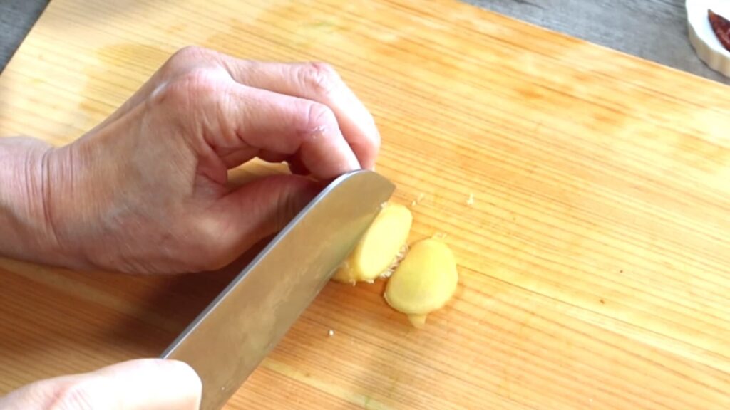 生姜を切っている画像