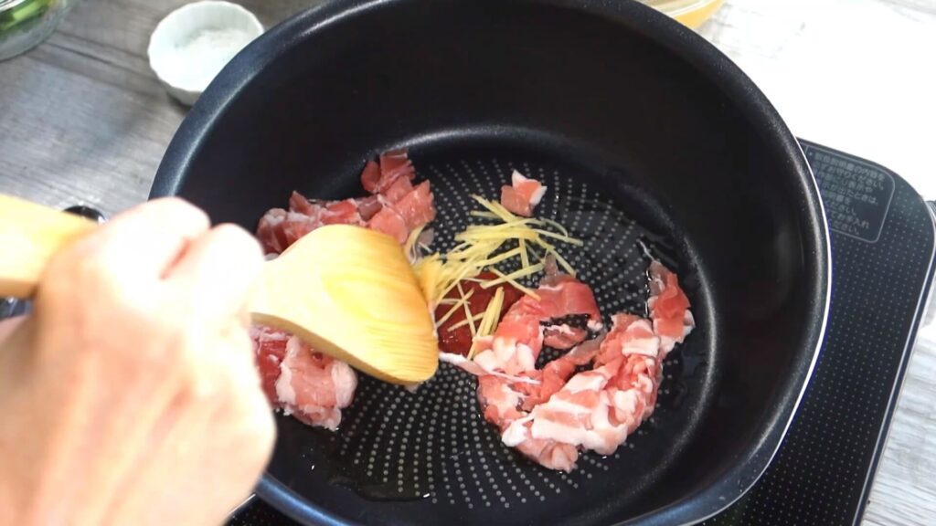 豚バラ肉と生姜を炒めている画像