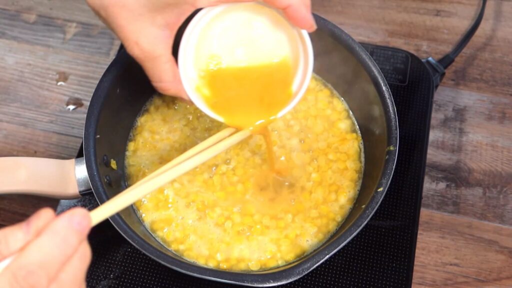 スープに溶き玉子を落としている画像