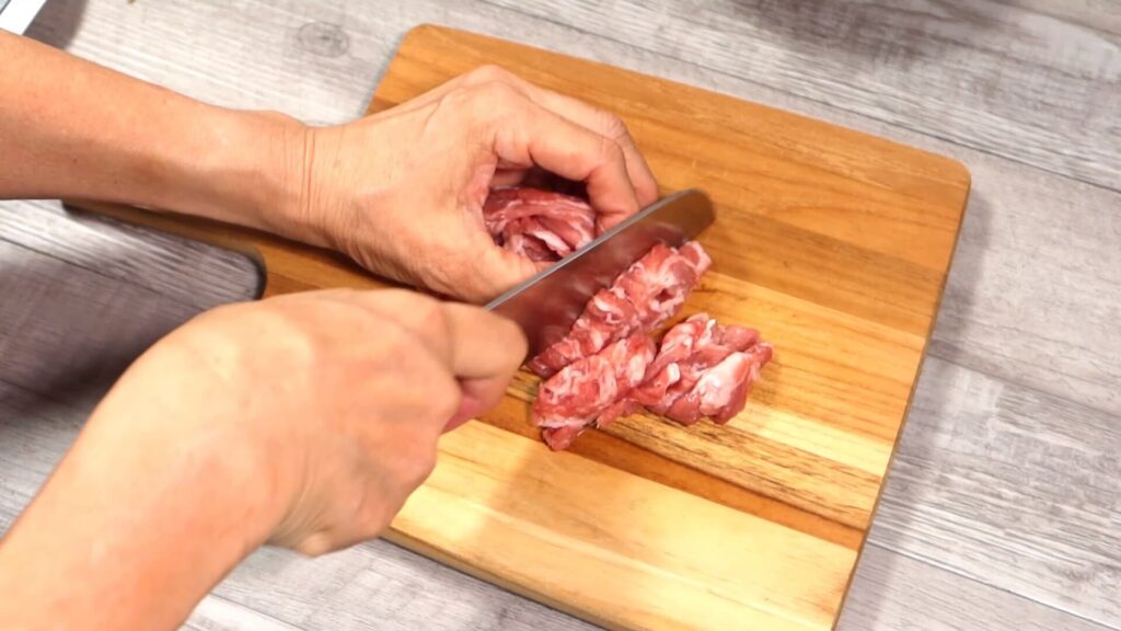 豚肉を切っている画像