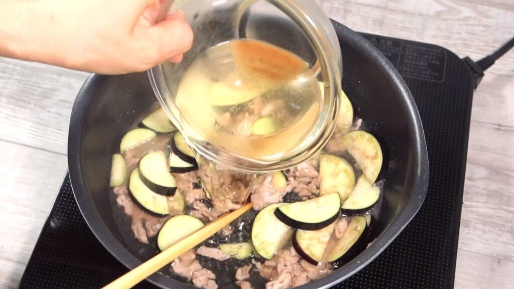 鍋に出汁を入れている画像