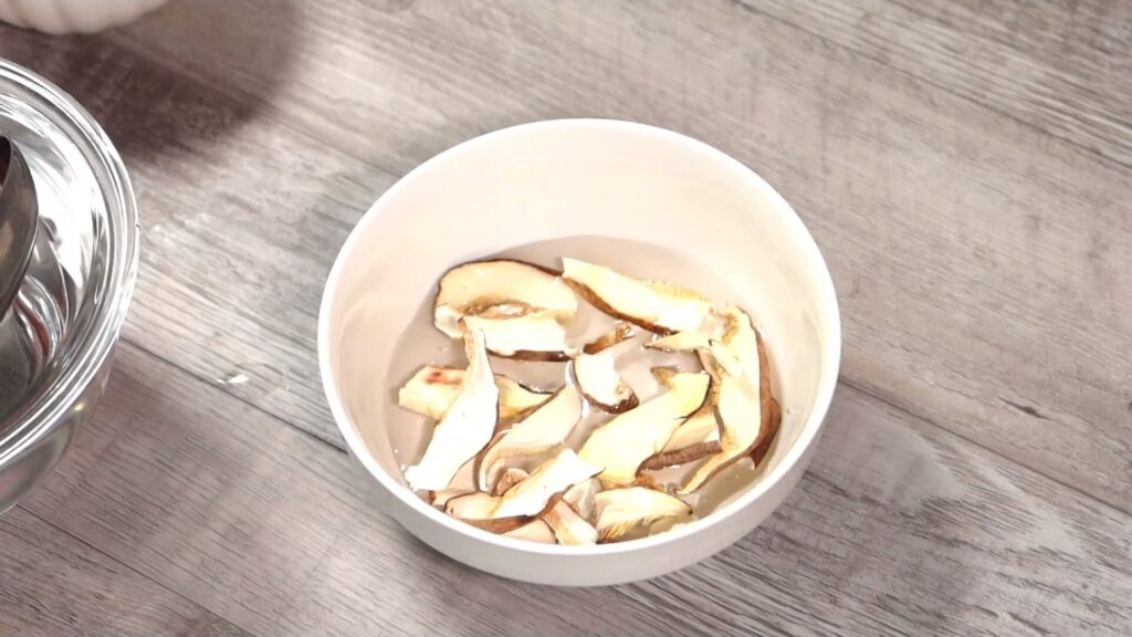 乾燥椎茸を水でもどしている画像