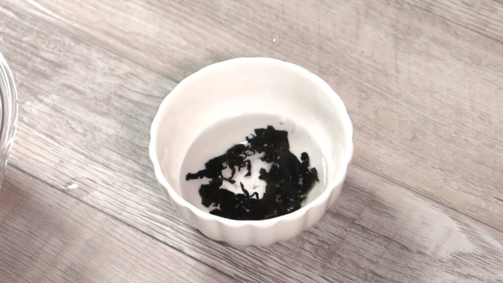 乾燥わかめを水でもどしている画像