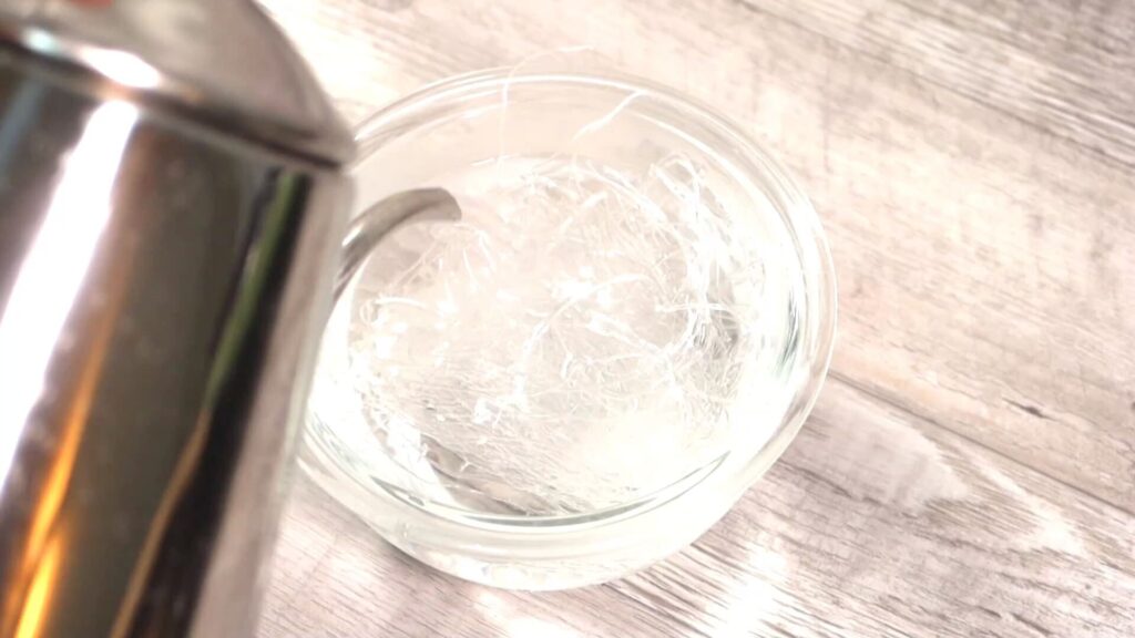 春雨を熱湯につけている画像