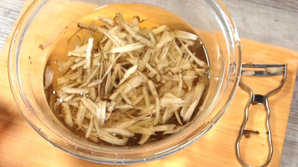 切ったごぼうを水に漬けてアク抜きをしている画像