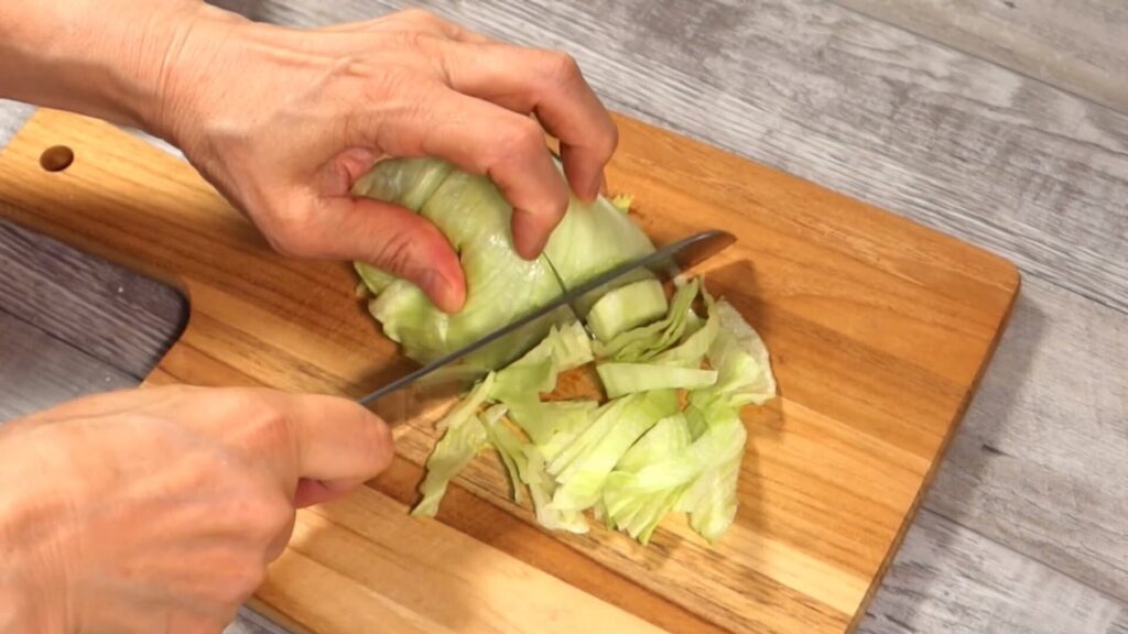 レタスを切っている画像