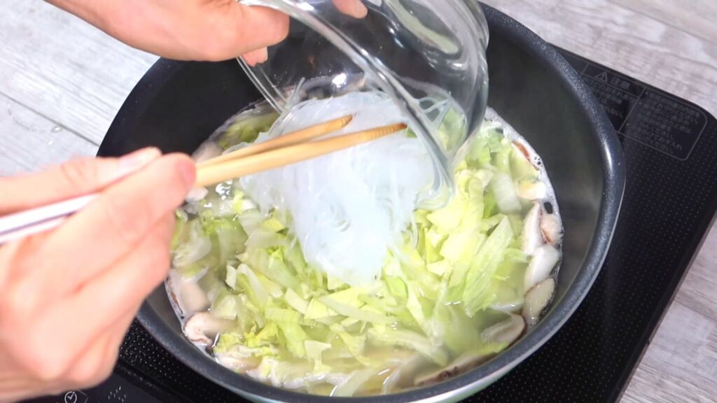 鍋に春雨を入れている画像