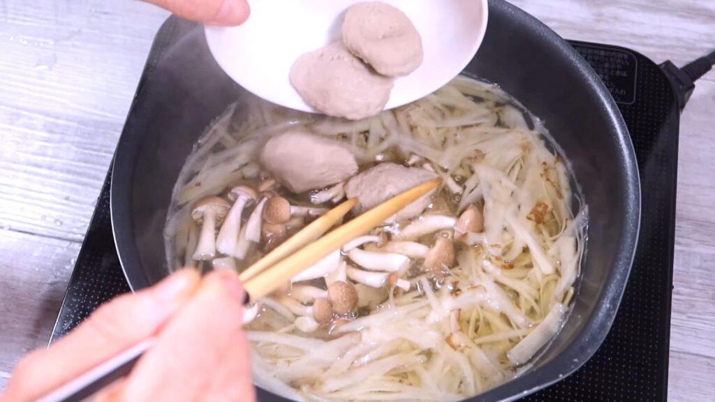 鍋につみれを入れている画像