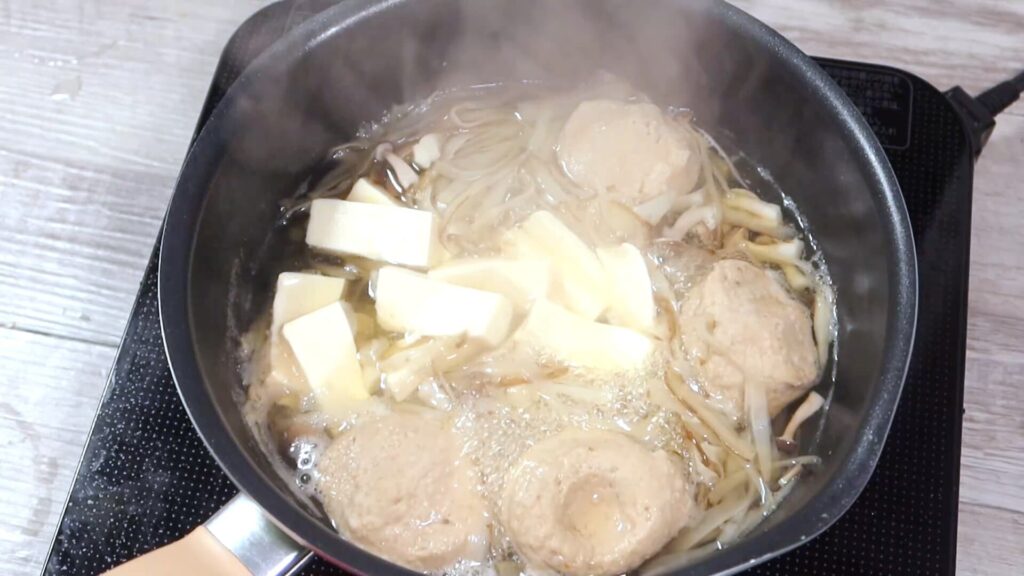 鍋に豆腐を入れた画像