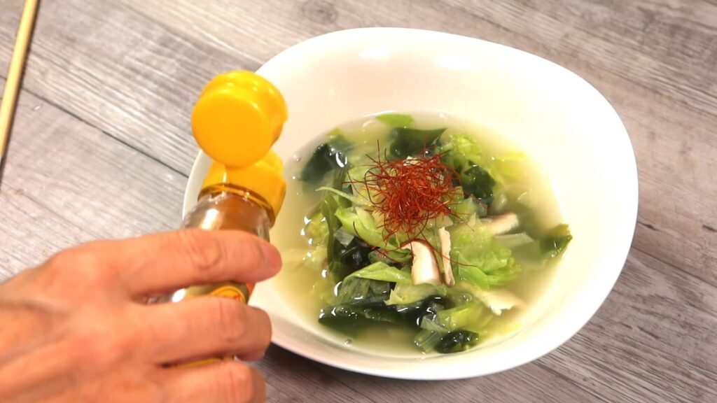 スープに胡麻油を加えている画像