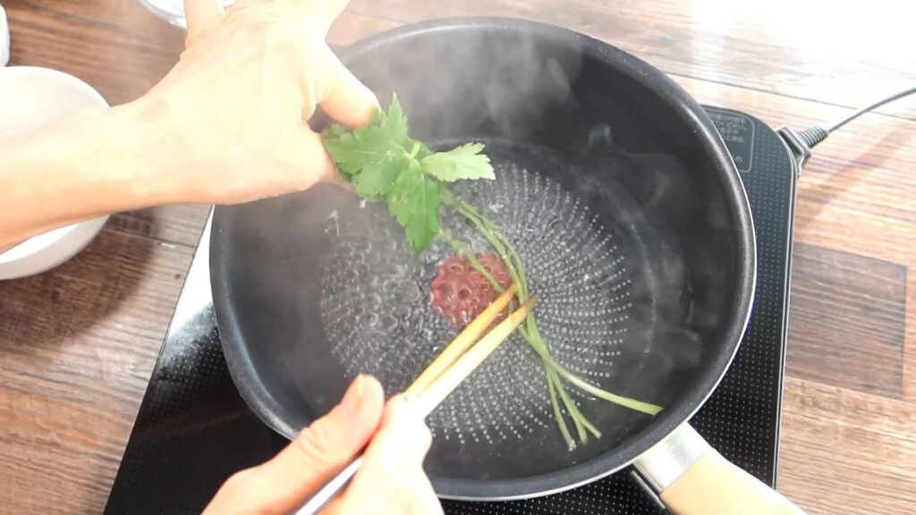 三つ葉の茎を茹でている画像