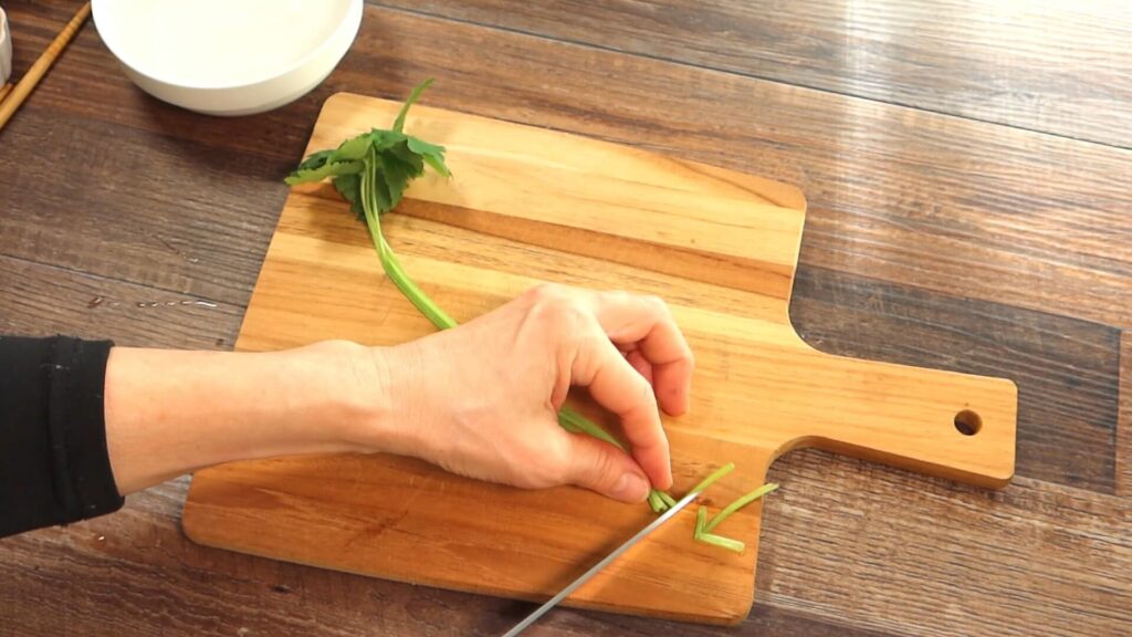 三つ葉の根の部分をカットしている画像