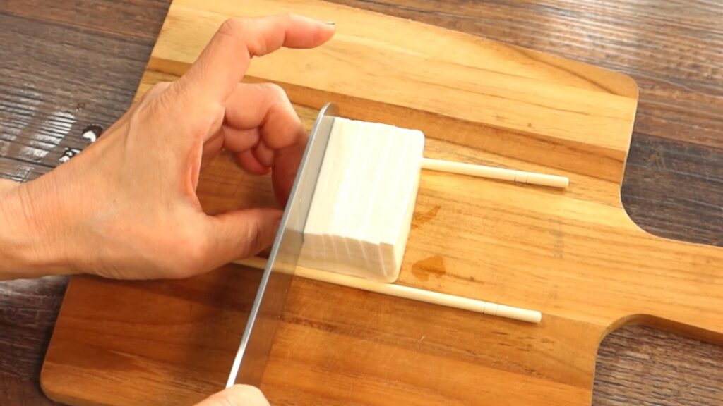 豆腐を切っている画像