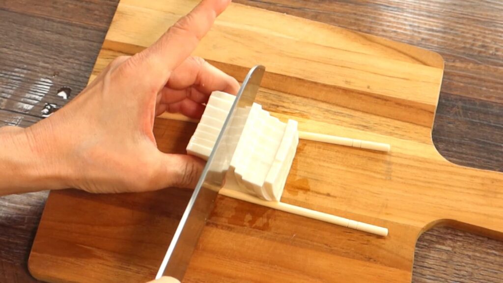 豆腐を切っている画像