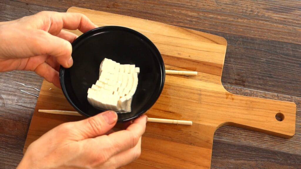 菊花豆腐をお椀に入れている画像